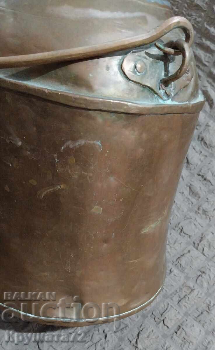 Доставка на Бакърен съд с капак...