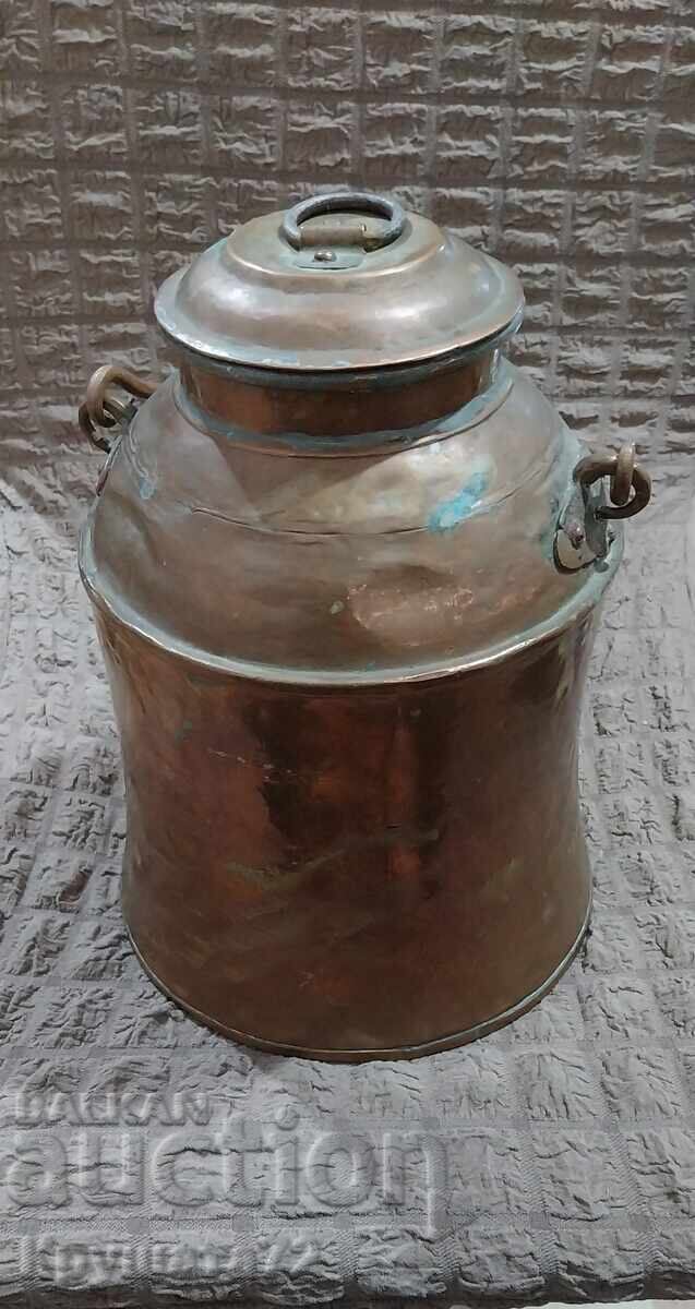 Бакърен съд с капак...