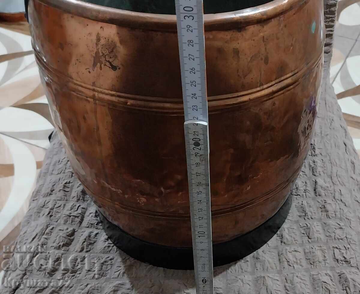 Găleată de cupru în formă de butoi