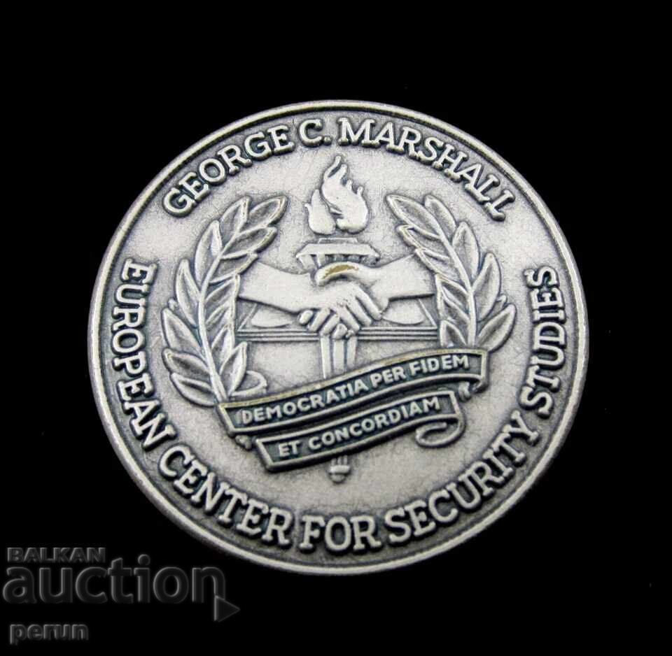 Център за изследвания на сигурността „Джордж Маршал“ с цена € 10.00 | 19.56 лв.