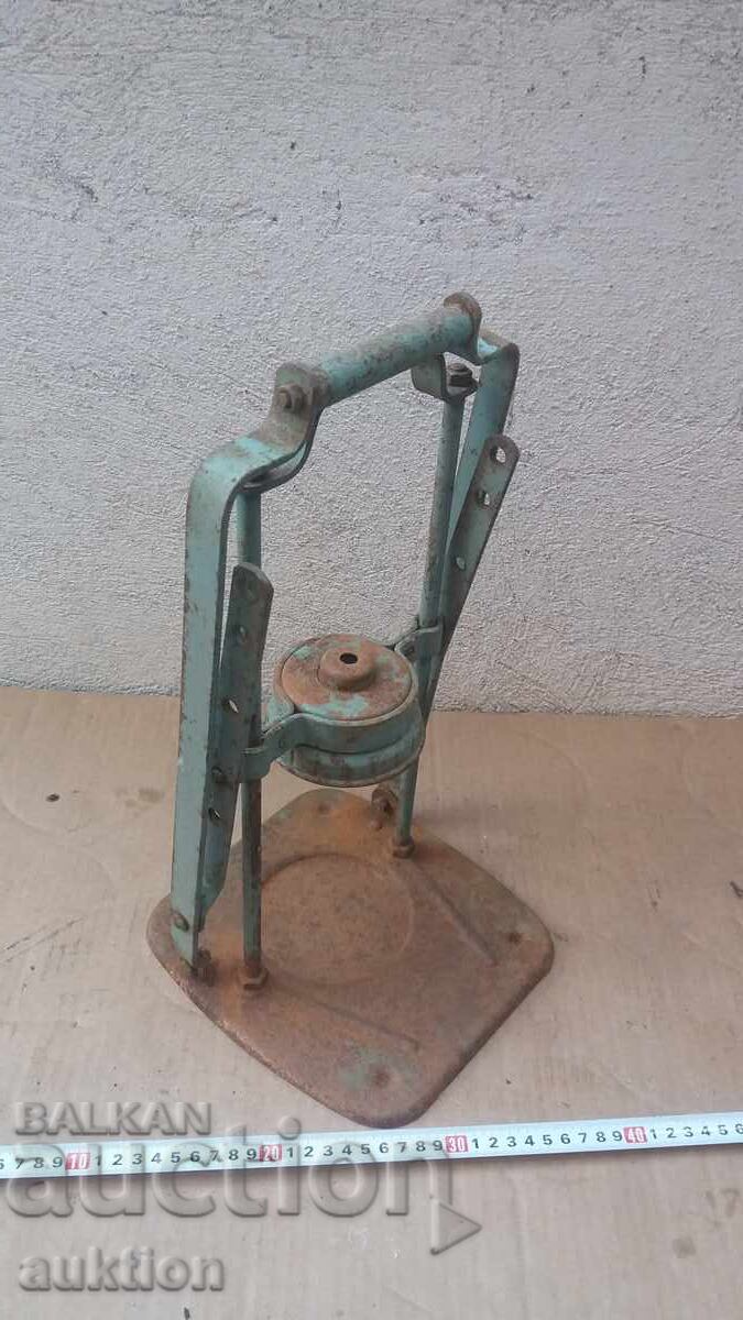 MAȘINĂ DE ÎNCHIS BORCANE - EXCELENTĂ cu preț € 7.99 | 15.63 BGN