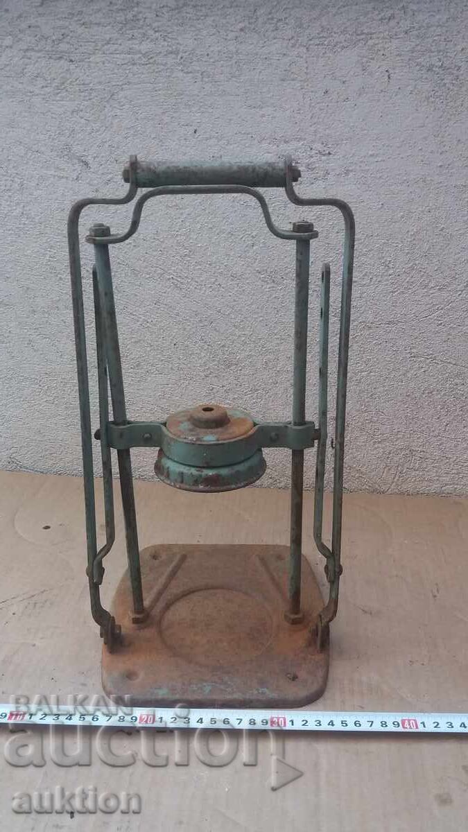 Licitație MAȘINĂ DE ÎNCHIS BORCANE - EXCELENTĂ