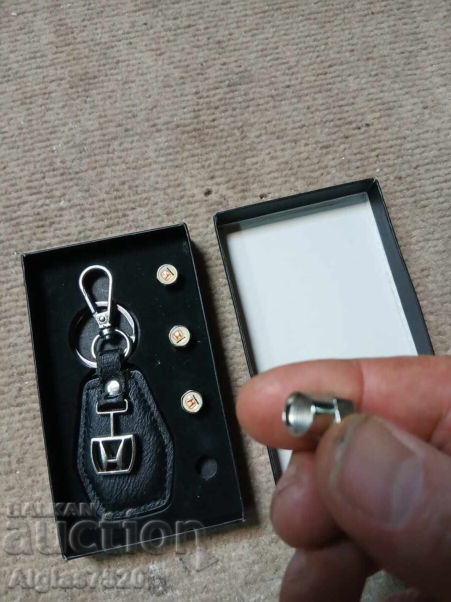 Комплект ключодържател за " Хонда"+ 4бр.капачки за гуми с цена € 8.00 | 15.65 лв. Комплект ключодържател за " Хонда"+ 4бр.капачки за гуми с цена € 8.00 | 15.65 лв.