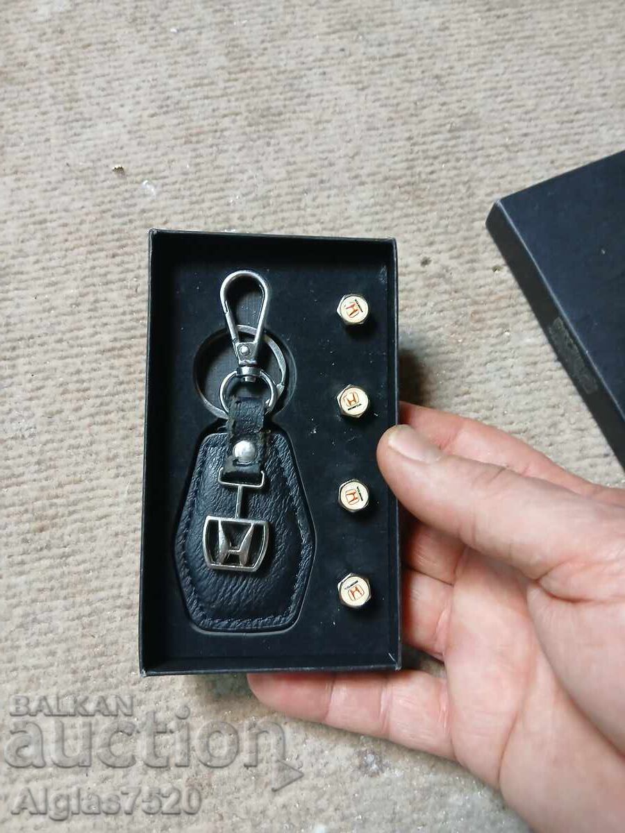 Доставка на Комплект ключодържател за " Хонда"+ 4бр.капачки за гуми Доставка на Комплект ключодържател за " Хонда"+ 4бр.капачки за гуми