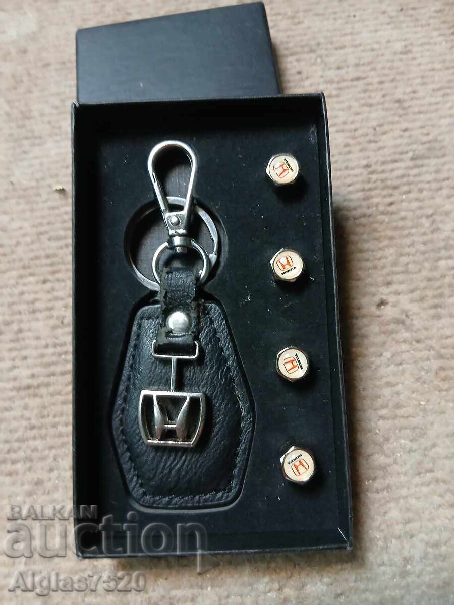 Комплект ключодържател за " Хонда"+ 4бр.капачки за гуми - 5 Комплект ключодържател за " Хонда"+ 4бр.капачки за гуми - 5