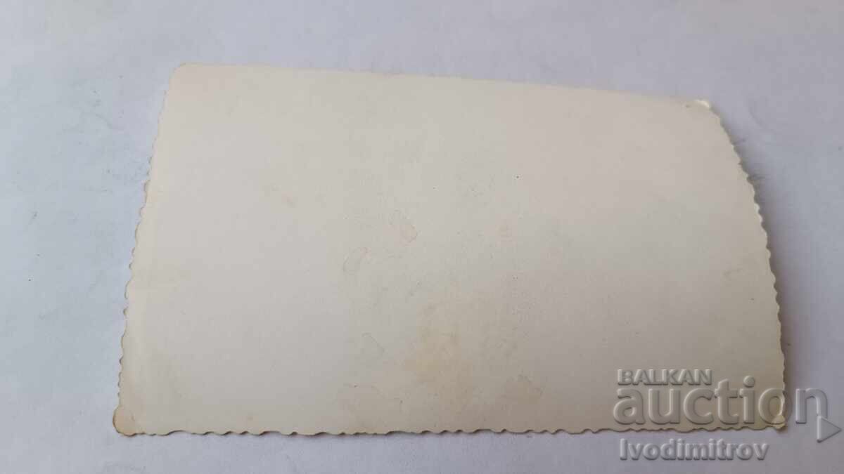 Снимка Жени и деца на пистата пред витлов пътнически самолет с цена € 1.18 | 2.31 лв. Снимка Жени и деца на пистата пред витлов пътнически самолет с цена € 1.18 | 2.31 лв.