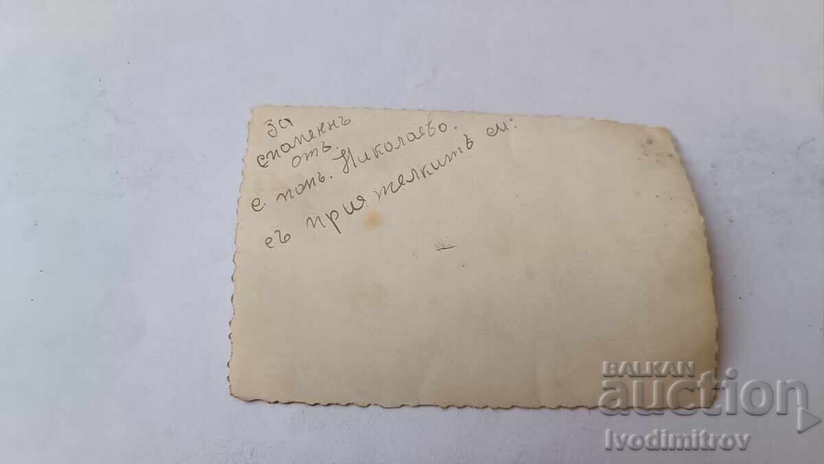 Φωτογραφία Ποπ Νικολάενο: Τρία νεαρά κορίτσια στο χιόνι το χειμώνα με τιμή € 1.26 | 2.46 BGN Φωτογραφία Ποπ Νικολάενο: Τρία νεαρά κορίτσια στο χιόνι το χειμώνα με τιμή € 1.26 | 2.46 BGN