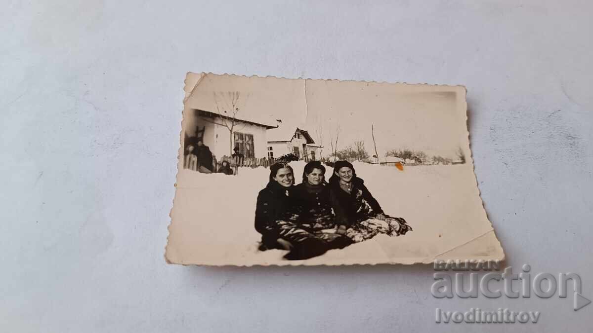 Φωτογραφία Ποπ Νικολάενο: Τρία νεαρά κορίτσια στο χιόνι το χειμώνα Φωτογραφία Ποπ Νικολάενο: Τρία νεαρά κορίτσια στο χιόνι το χειμώνα