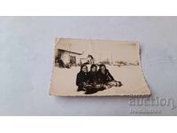 Снимка Попъ Николаено Три млади момичета в снега през зимата