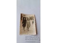 Снимка София Две млади жени на разходка 1942