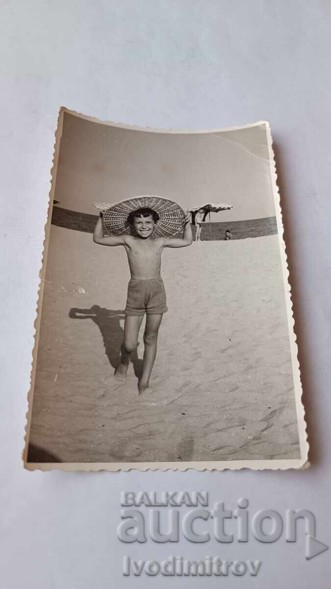 Снимка Момче на плажа Снимка Момче на плажа