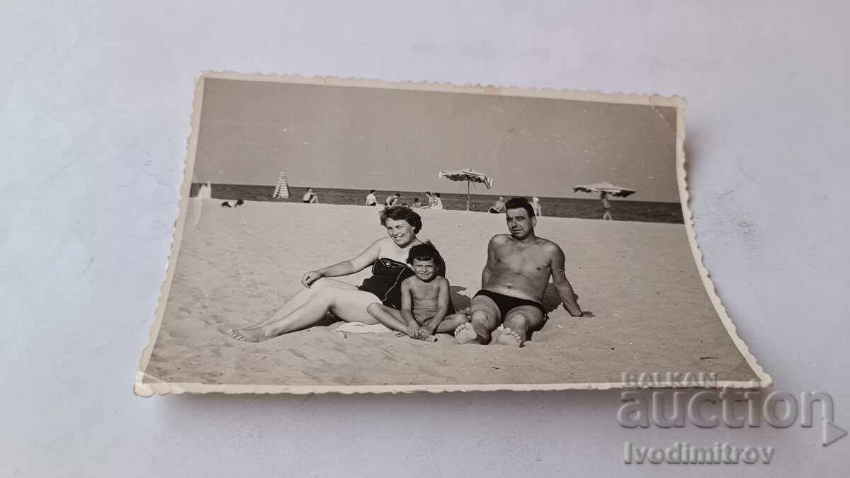 Снимка Мъж жена и малко момченце на плажа Снимка Мъж жена и малко момченце на плажа