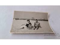 Снимка Мъж жена и малко момченце на плажа