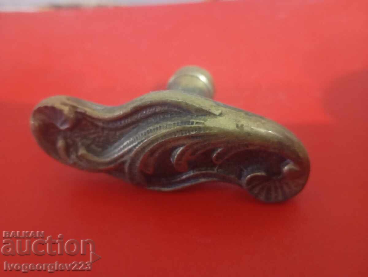 Τρία vintage πόμολα παραθύρου Τρία vintage πόμολα παραθύρου