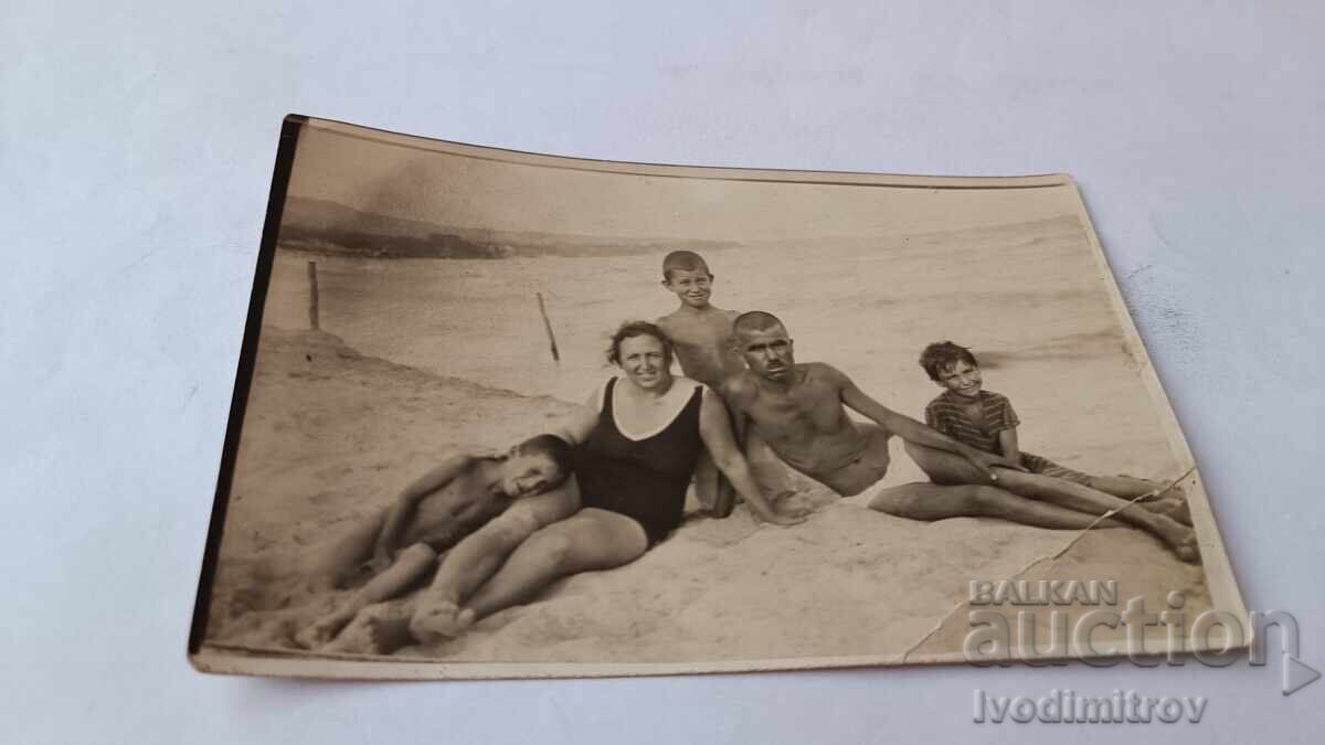 Снимка Мъж жена и три деца на плажа Снимка Мъж жена и три деца на плажа