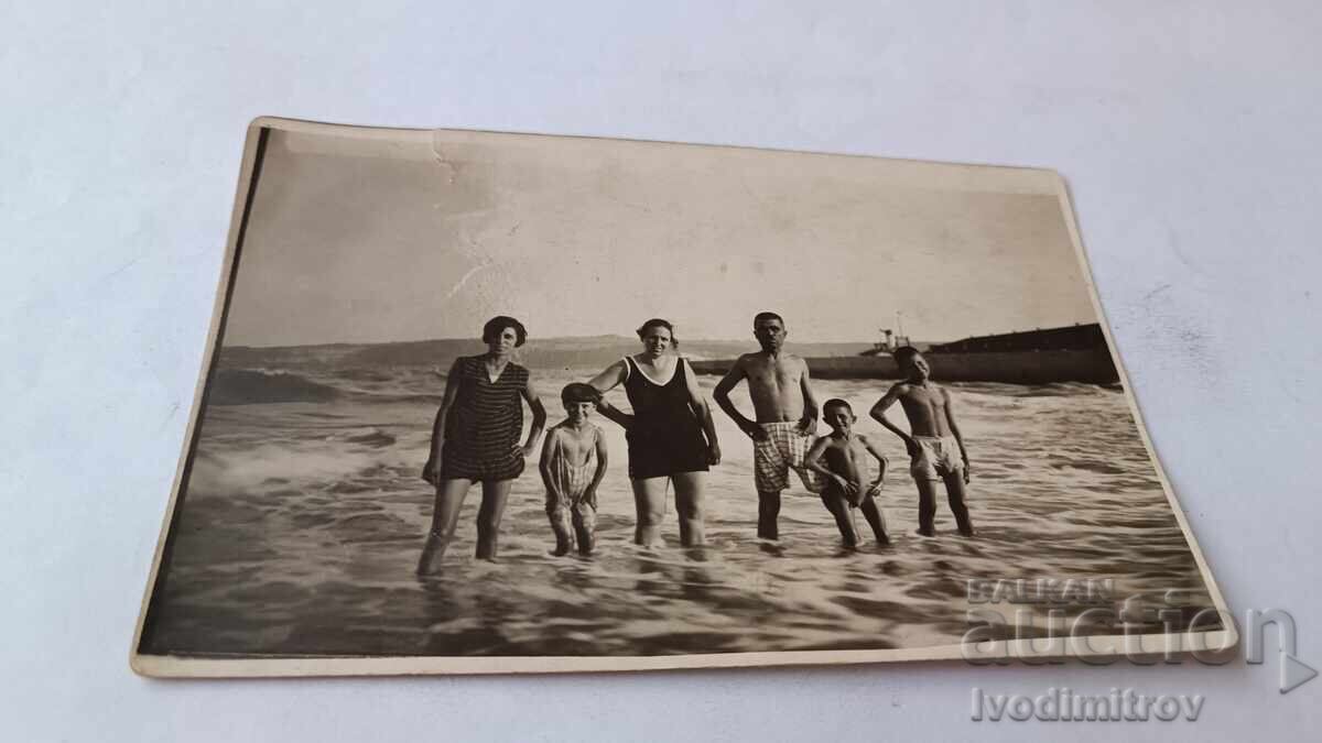 Снимка Мъж жена момиче и три деца на брега на морето Снимка Мъж жена момиче и три деца на брега на морето