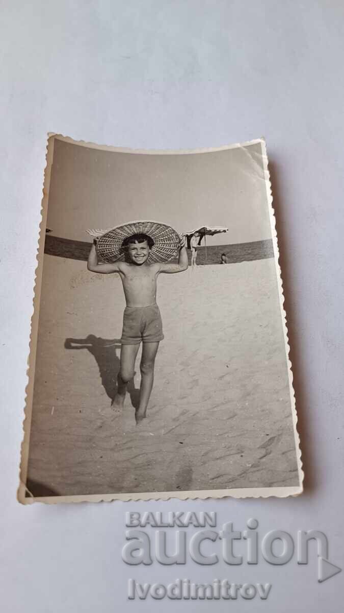 Снимка Момче на плажа Снимка Момче на плажа