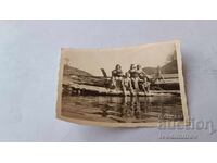 Снимка Момчета и момичета с ретро бански покрай реката