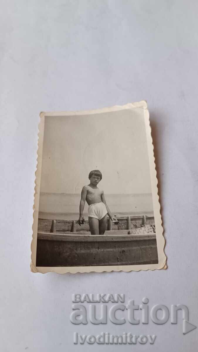 Снимка Момче в лодка за разходки в морето Снимка Момче в лодка за разходки в морето