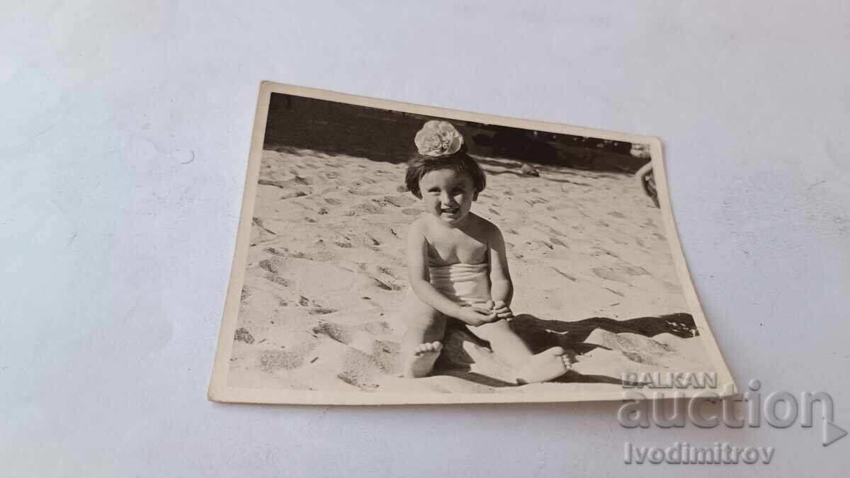 Снимка Сталин Малко момиченце на плажа 1956