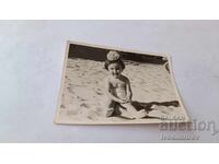 Снимка Сталин Малко момиченце на плажа 1956