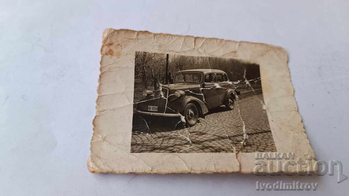 Снимка Ретро лек автомобил с рег. № Сф 1066 на шосето Снимка Ретро лек автомобил с рег. № Сф 1066 на шосето