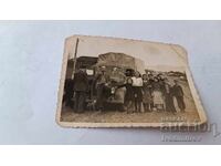 Снимка Мъже жена момчета и момичета пред ретро камион