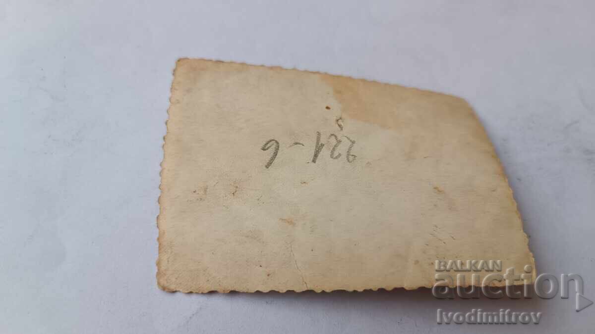 Снимка Младежи и девойка с ретро лек автомобил с цена € 1.16 | 2.27 лв. Снимка Младежи и девойка с ретро лек автомобил с цена € 1.16 | 2.27 лв.