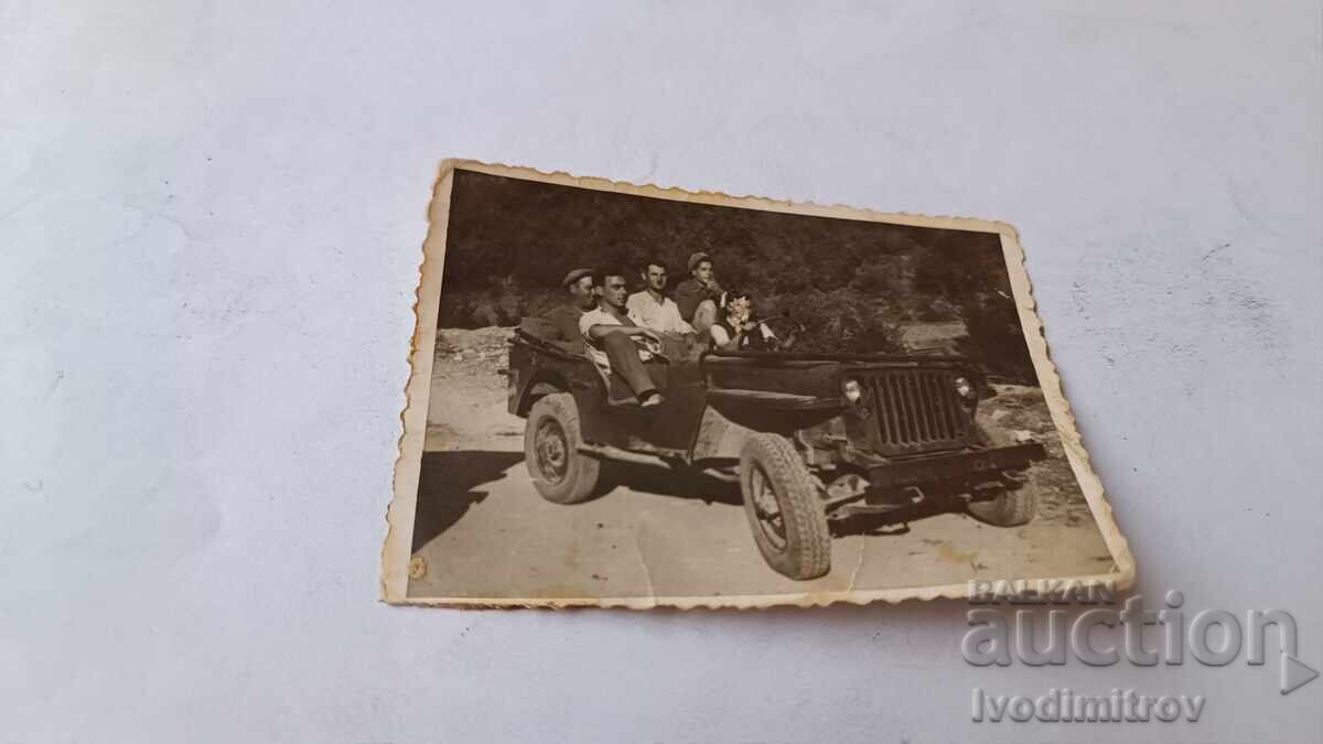 Снимка Младежи и девойка с ретро лек автомобил Снимка Младежи и девойка с ретро лек автомобил