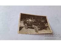 Снимка Младежи и девойка с ретро лек автомобил