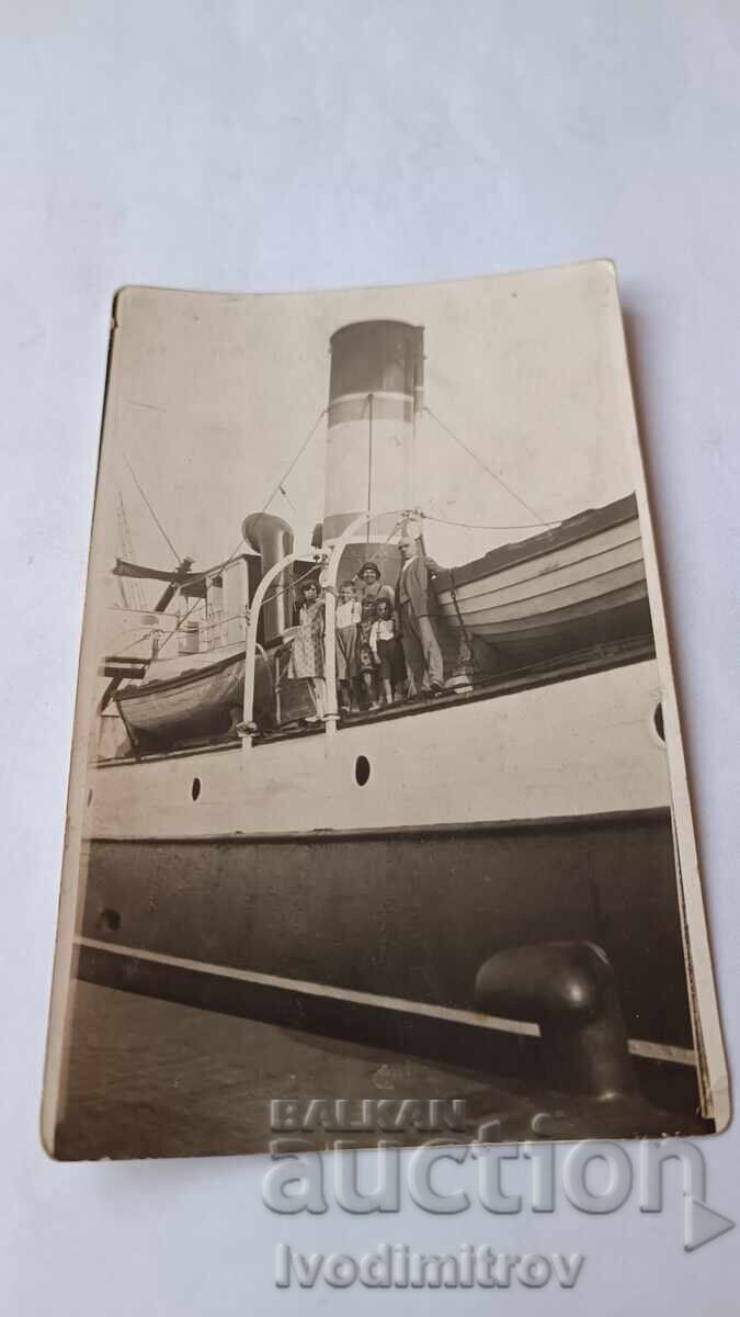 Снимка Мъж жена и деца на параход на пристанището Снимка Мъж жена и деца на параход на пристанището