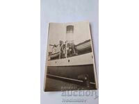 Снимка Мъж жена и деца на параход на пристанището