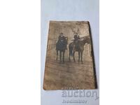 Снимка Мъж и младо момиче с коне на железен мост над река