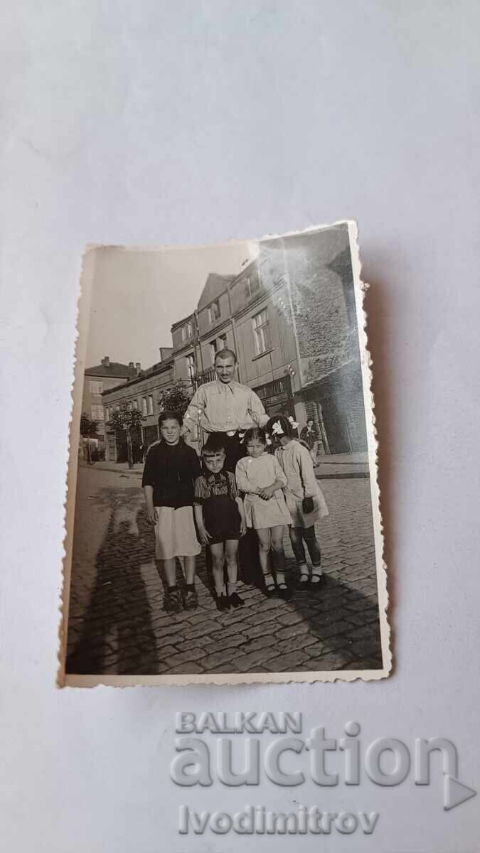 Снимка София Мъж две момчета и две момичета на улицата Снимка София Мъж две момчета и две момичета на улицата