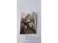 Снимка София Мъж две момчета и две момичета на улицата