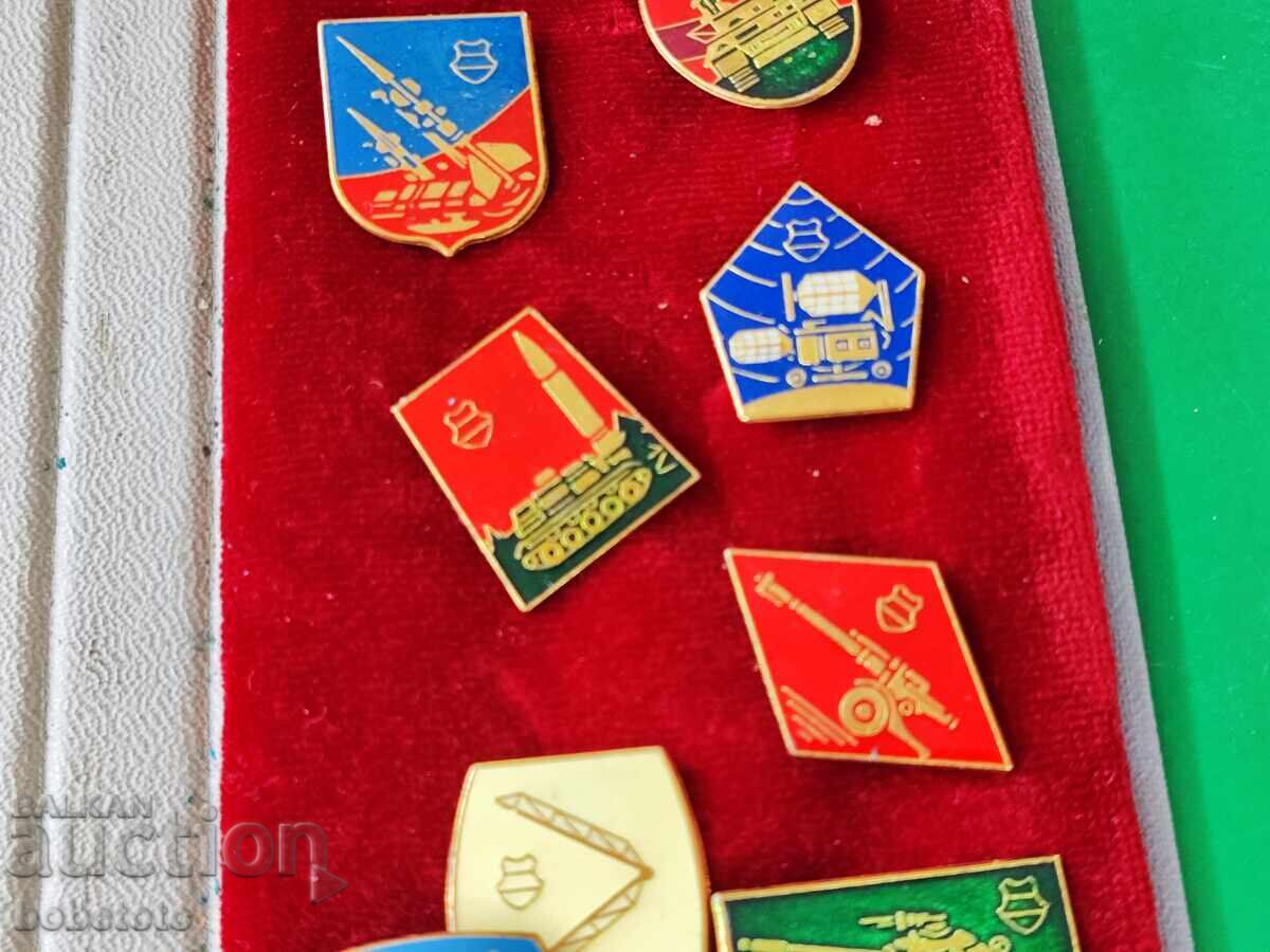 Аукцион колекция стари Унгарски военни знаци значки в кутия