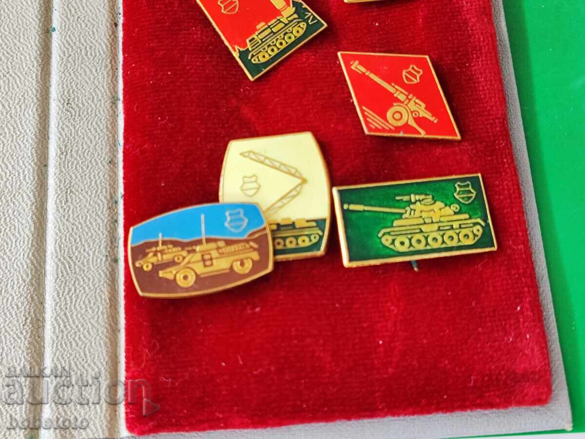Доставка на колекция стари Унгарски военни знаци значки в кутия