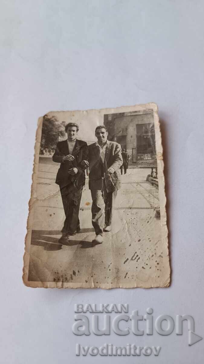 Снимка София Двама млъди мъже на разходка 1948 Снимка София Двама млъди мъже на разходка 1948