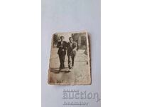 Снимка София Двама млъди мъже на разходка 1948