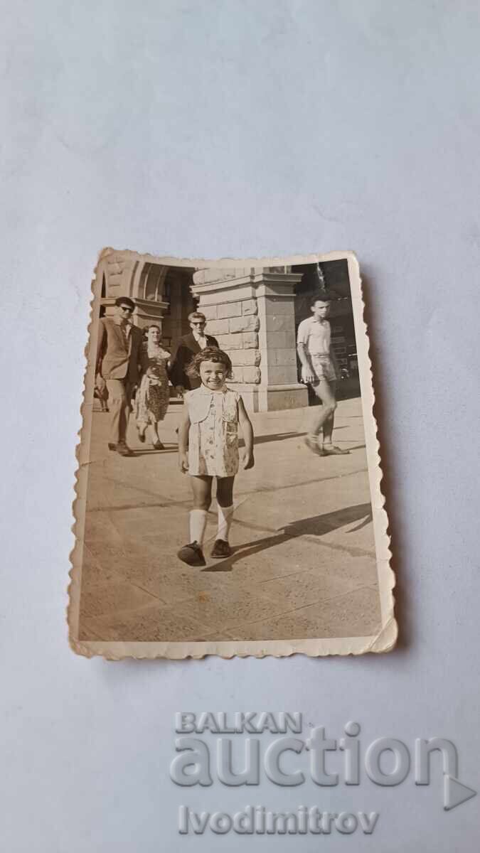 Снимка София Малко момиченце пред ЦУМ Снимка София Малко момиченце пред ЦУМ