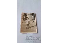 Снимка София Малко момиченце пред ЦУМ