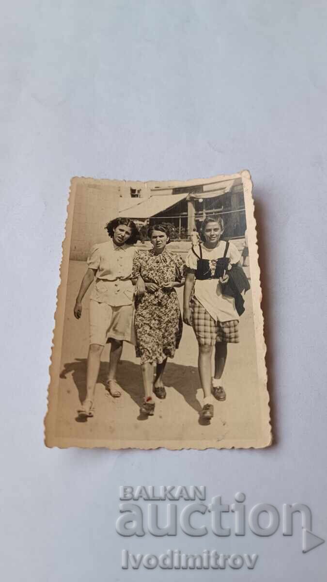 Снимка София Три млади момичета на разходка 1941 Снимка София Три млади момичета на разходка 1941