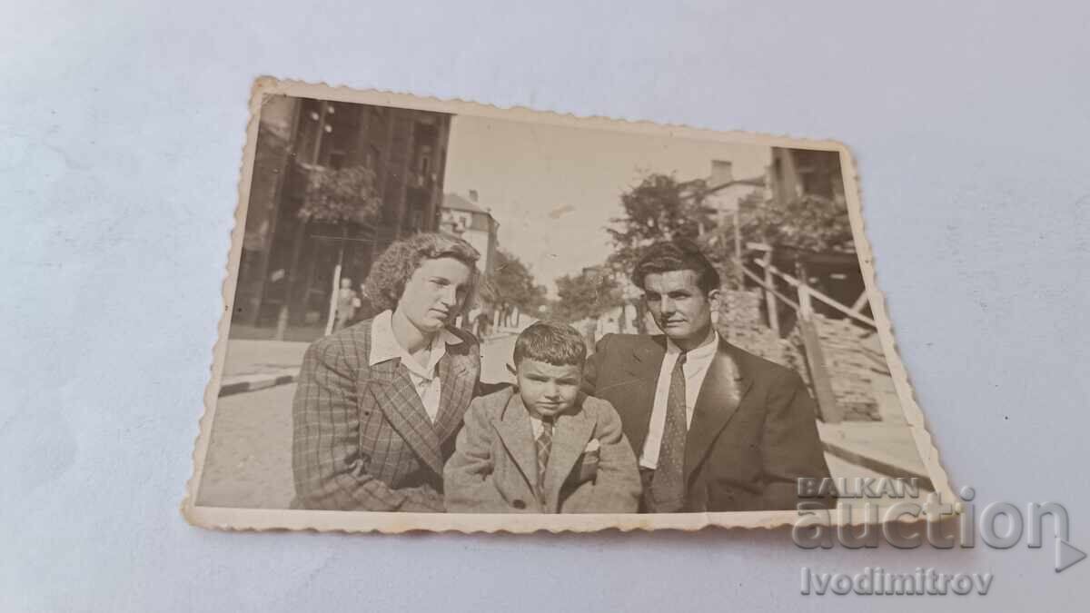 Снимка София Мъж жена и момче на улицата Снимка София Мъж жена и момче на улицата