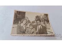 Снимка София Мъж жена и момче на улицата