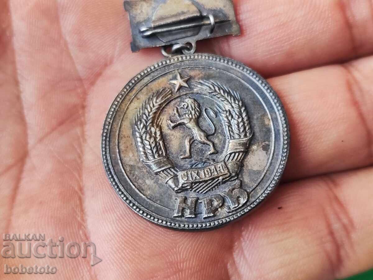 Livrarea Ecuson pentru succes excelent și comportament exemplar