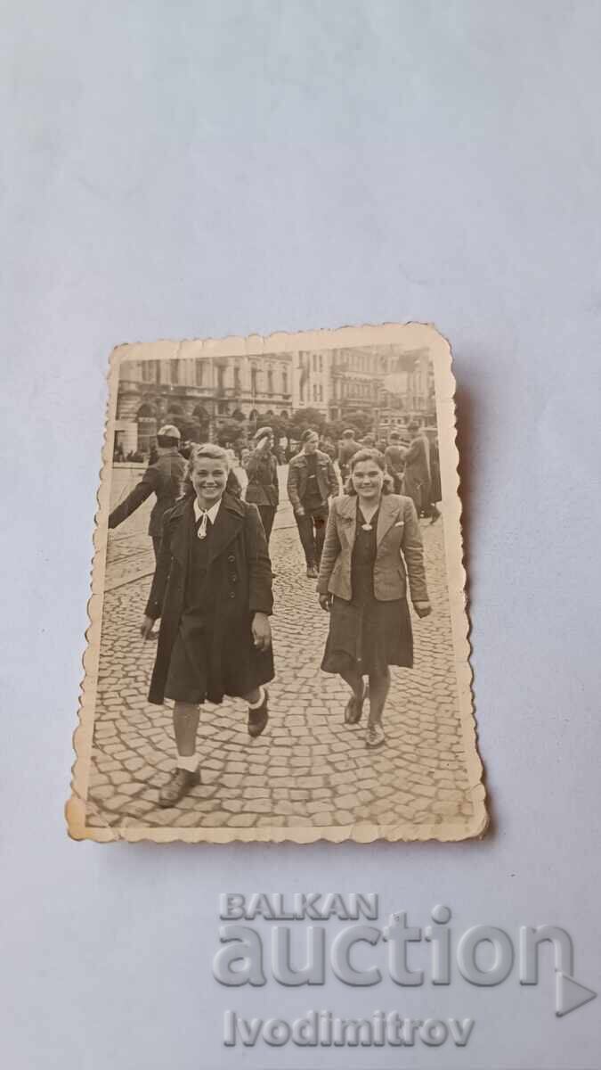 Снимка София Две млади момичета на разходка Снимка София Две млади момичета на разходка