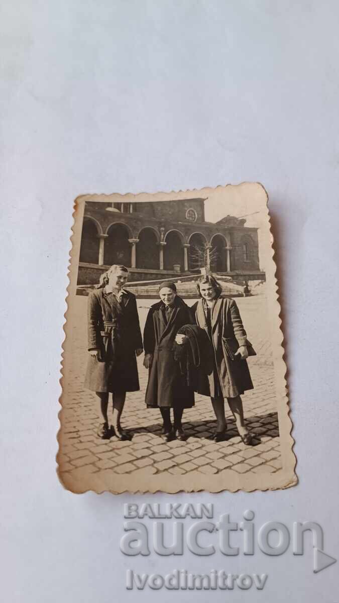 Снимка София Две момичета и възрастна жена на пл. Св. Неделя