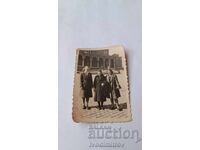 Снимка София Две момичета и възрастна жена на пл. Св. Неделя