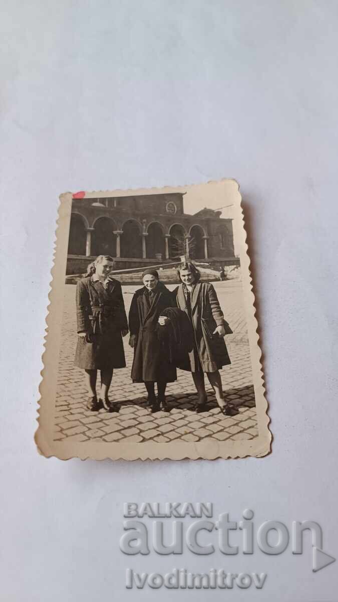 Снимка София Две момичета и възрастна жена на пл. Св. Неделя Снимка София Две момичета и възрастна жена на пл. Св. Неделя