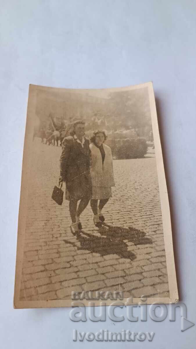 Снимка София Две млади момичета на разходка Снимка София Две млади момичета на разходка